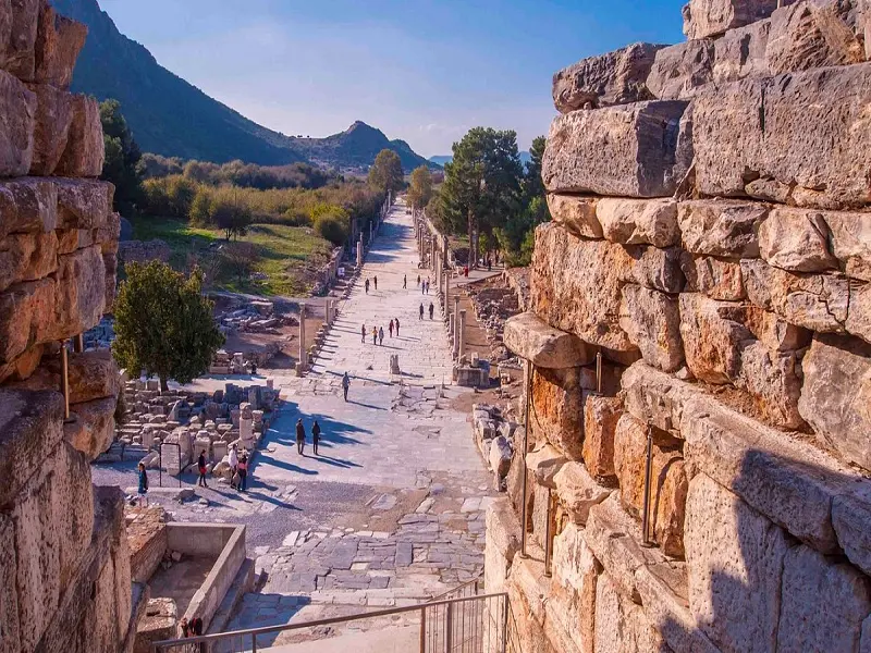 Selçuk’ta tarihi dokuya uygun laminat parke döşeme örneği